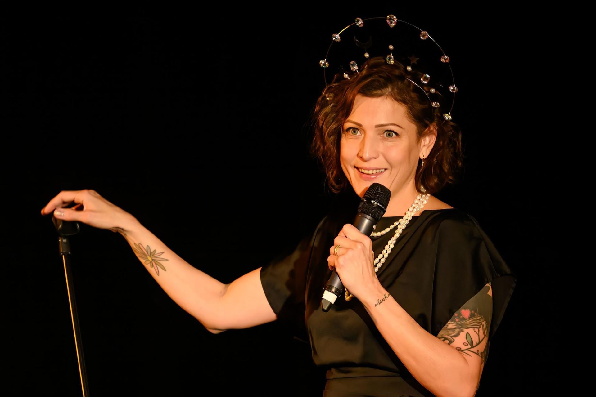 Stand-up: ADÉLA ELBEL - TROJJEDINÁ